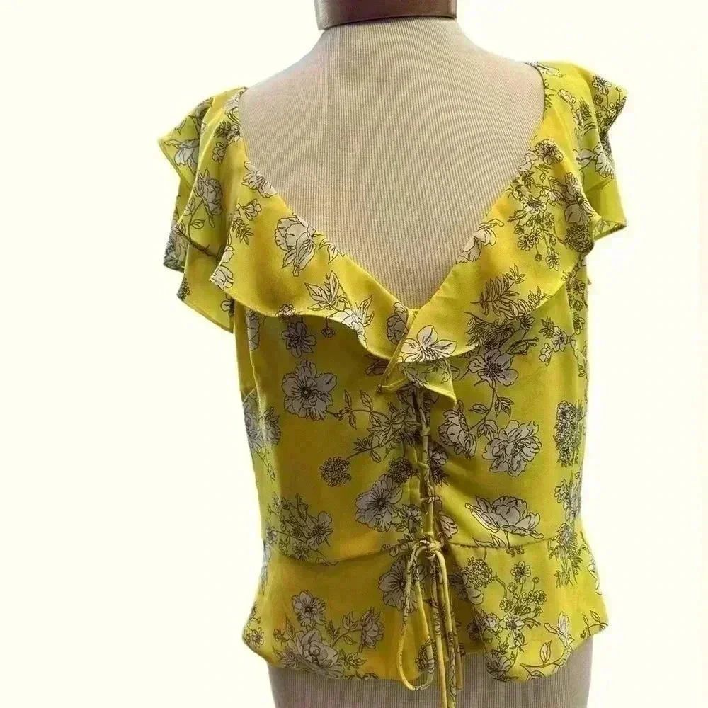 This stunning Gianni Bini button-up blouse features sleek overlay style edging.